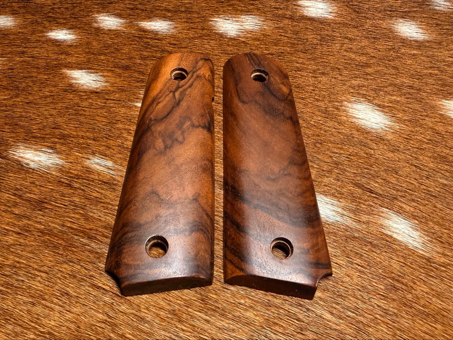 Traditional 1911 Walnut Grips