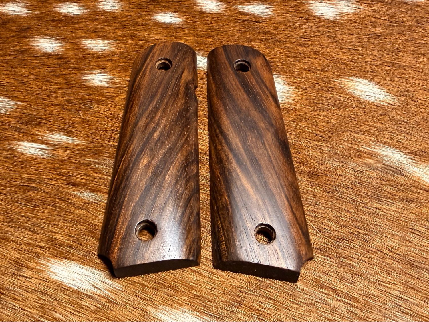 Traditional 1911 Walnut Grips