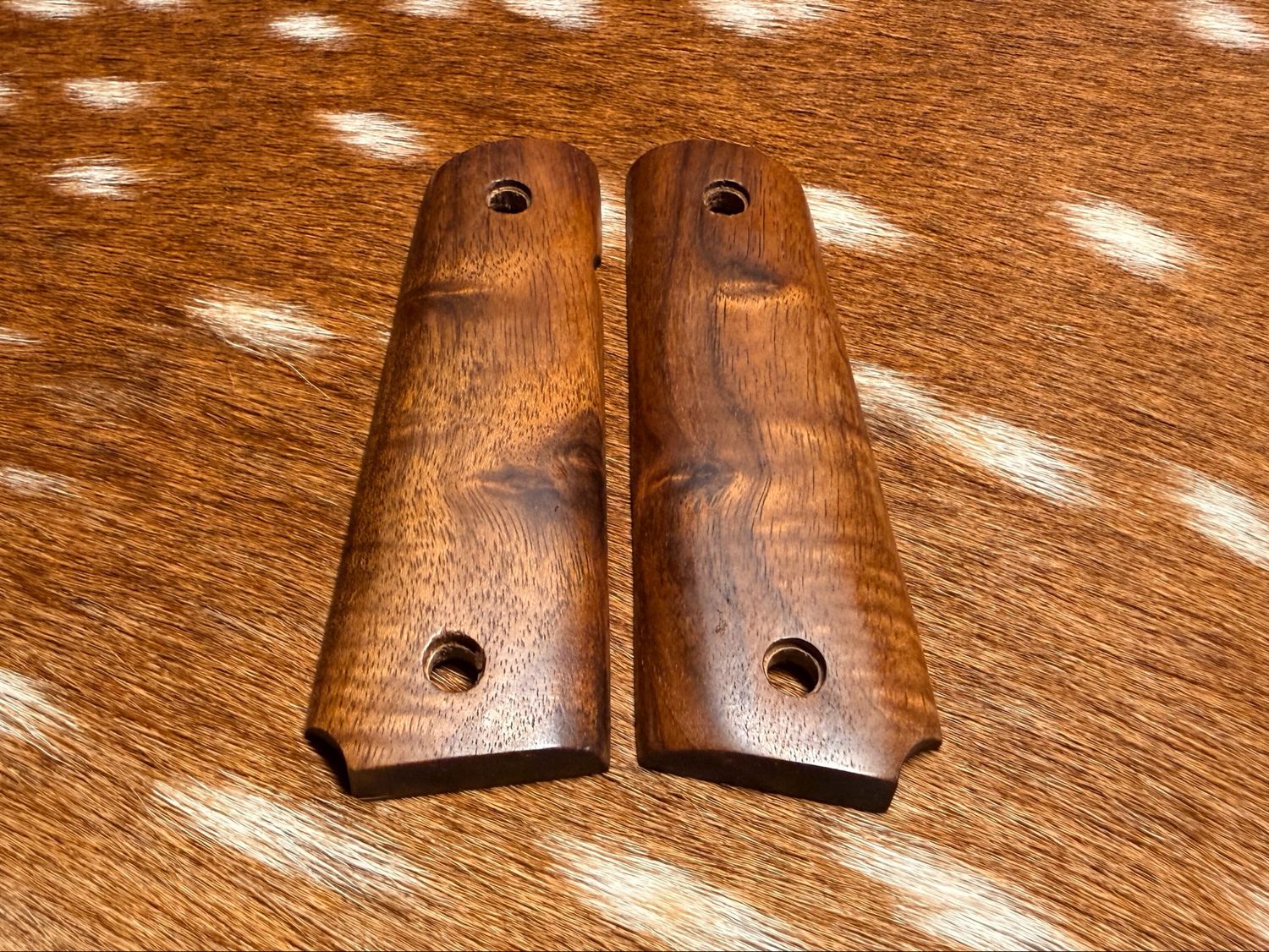 Traditional 1911 Walnut Grips