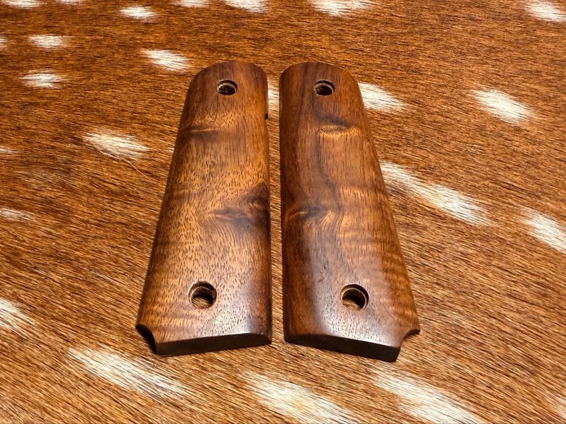 Traditional 1911 Walnut Grips