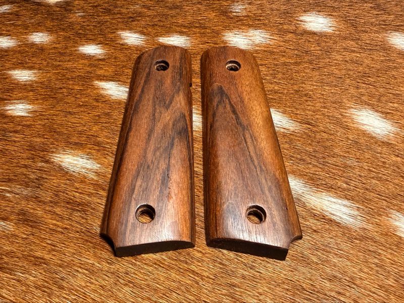 Traditional 1911 Walnut Grips