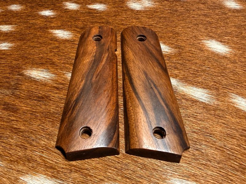 Traditional 1911 Walnut Grips