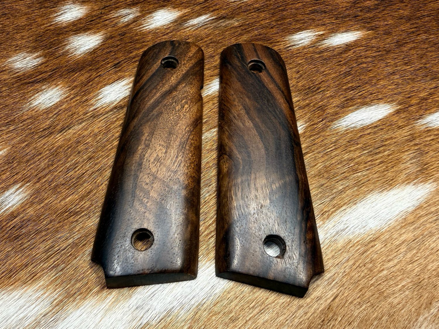 Traditional 1911 Walnut Grips