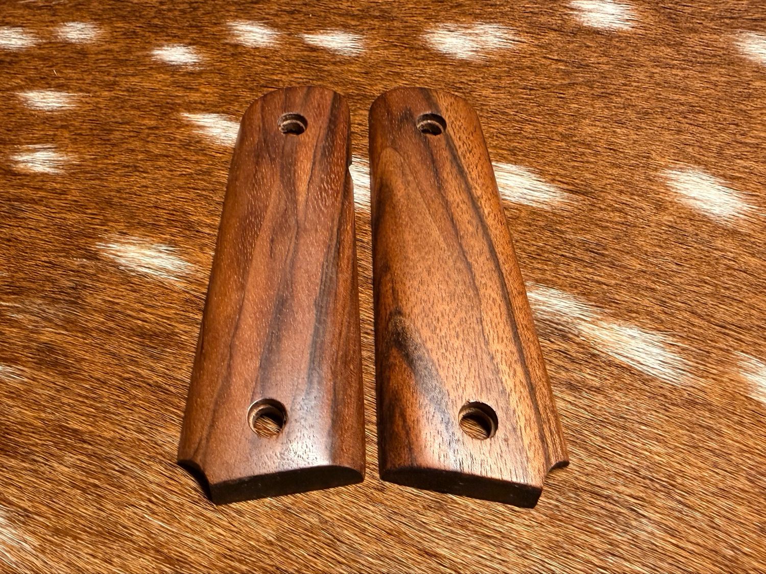 Traditional 1911 Walnut Grips