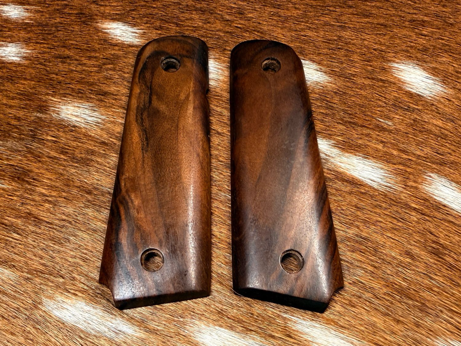 Traditional 1911 Walnut Grips