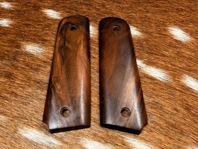Traditional 1911 Walnut Grips Traditional 1911 Walnut Grips