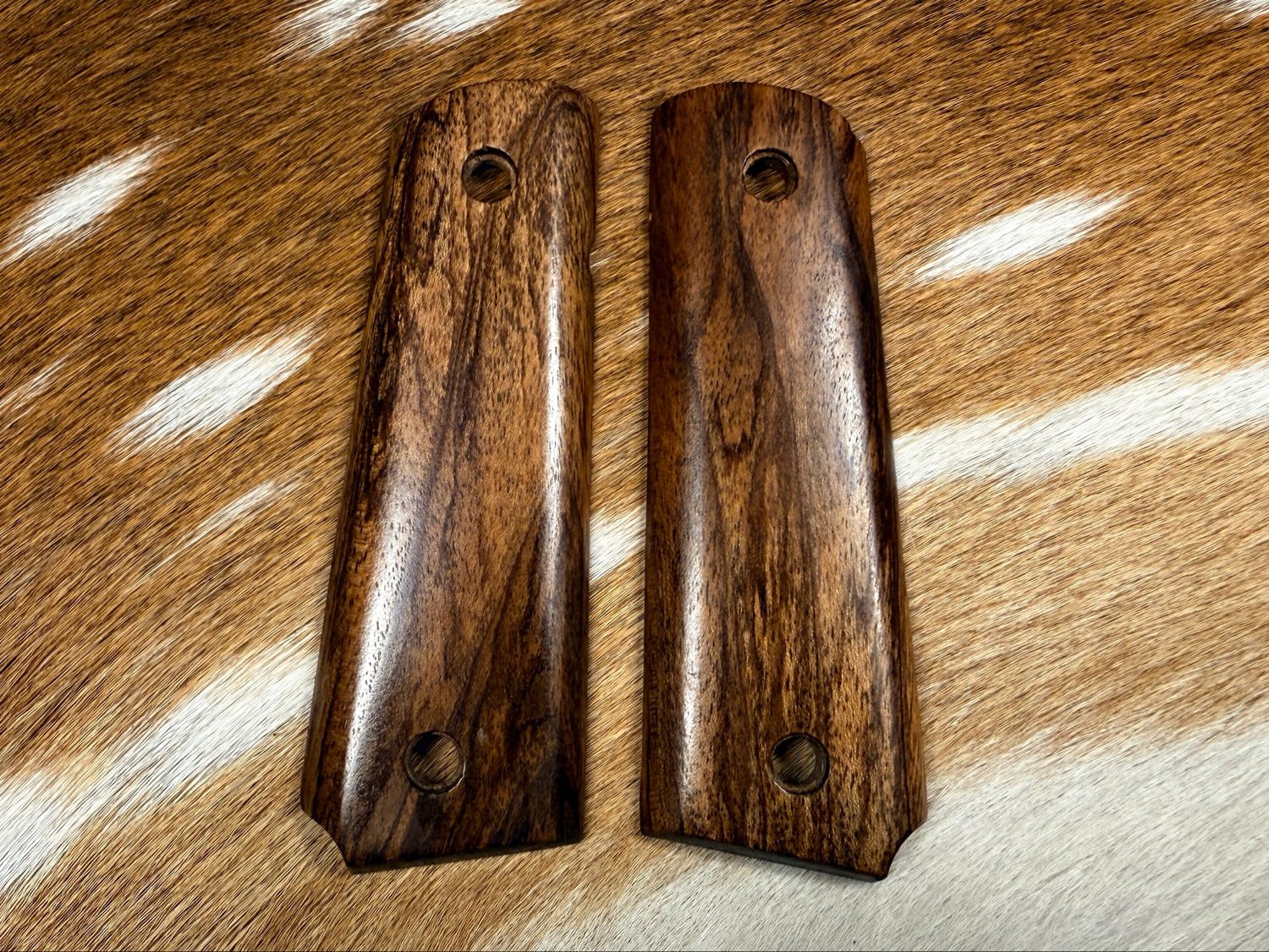 Traditional 1911 Walnut Grips