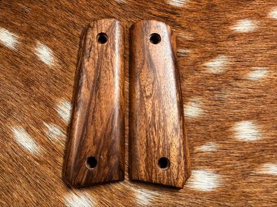 Traditional 1911 Walnut Grips