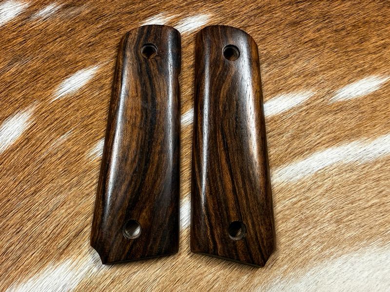 Traditional 1911 Walnut Grips Traditional 1911 Walnut Grips