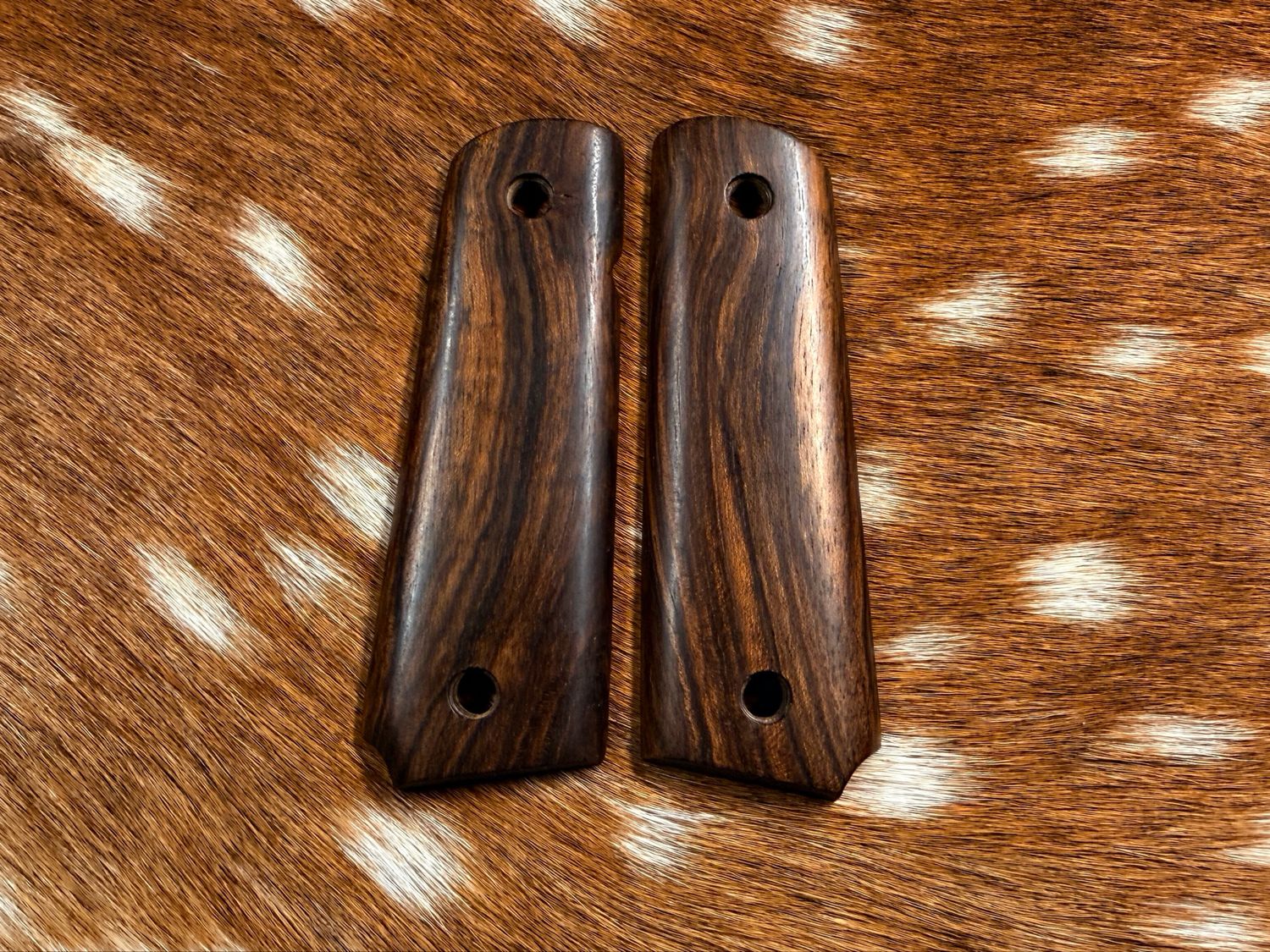 Traditional 1911 Walnut Grips Traditional 1911 Walnut Grips