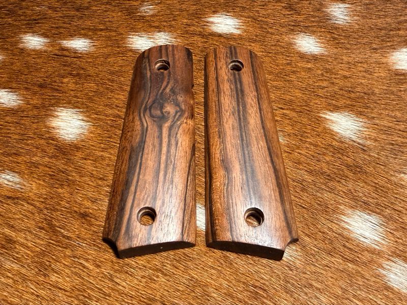 Traditional 1911 Walnut Grips
