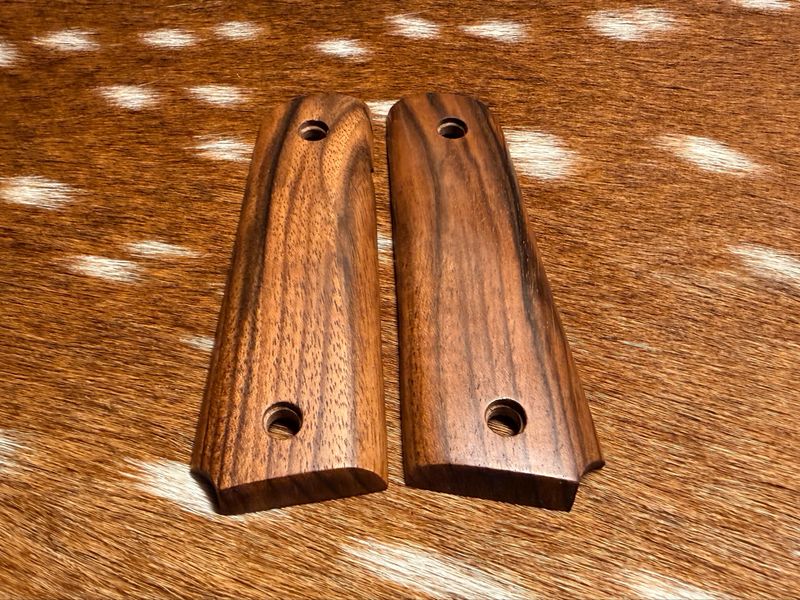 Traditional 1911 Walnut Grips