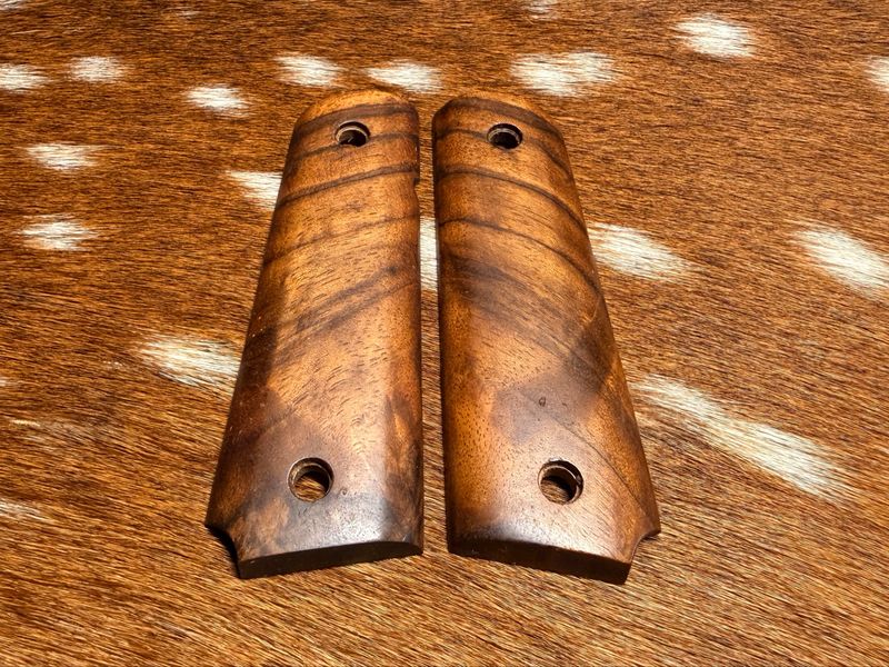 Traditional 1911 Walnut Grips
