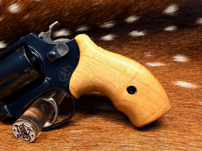 Smith & Wesson High Grade Hand Select Bastogne Walnut Grips ( J Frame Boot Grip Finger Groove)