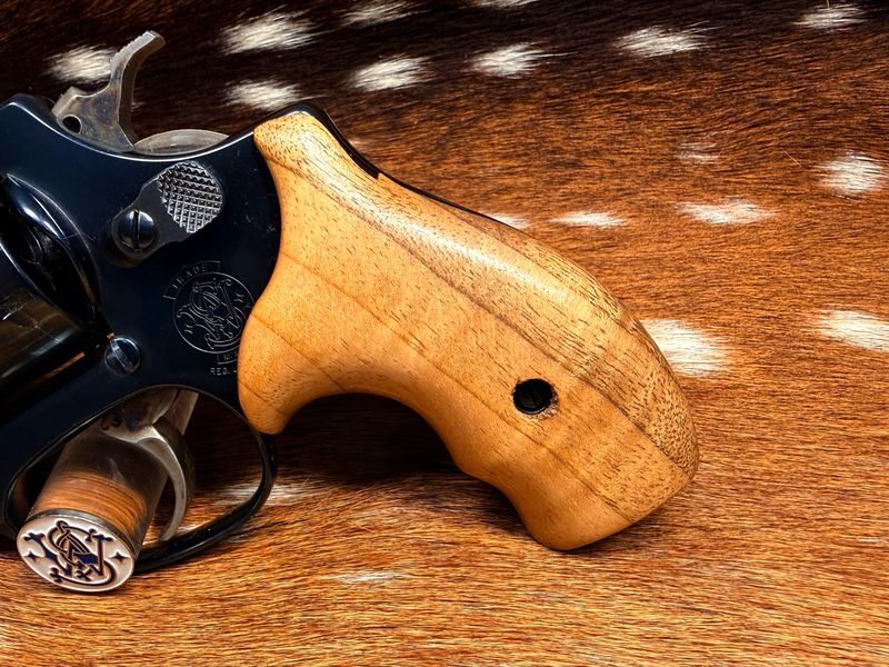Smith & Wesson High Grade Hand Select Bastogne Walnut Grips ( J Frame Boot Grip Finger Groove)