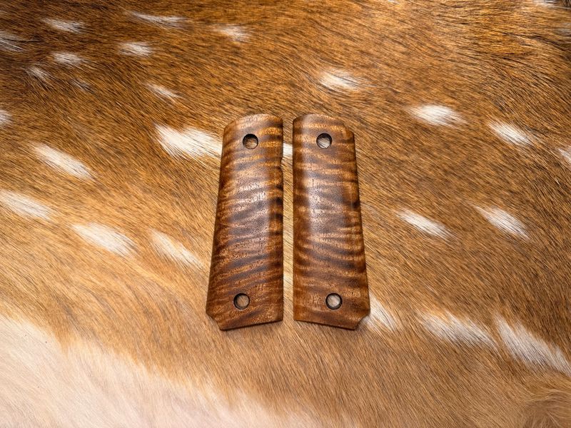 Traditional 1911 Bastogne Walnut Grips Traditional 1911 Bastogne Walnut Grips