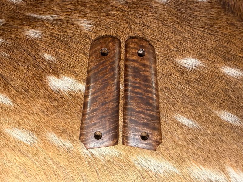 Traditional 1911 Bastogne Walnut Grips Traditional 1911 Bastogne Walnut Grips