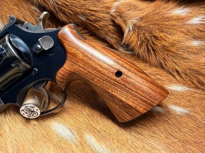 Smith & Wesson High Grade Hand Select Walnut S&W Bear Hug Grips (SQUARE N FRAME) Smith & Wesson High Grade Hand Select Walnut S&W Bear Hug Grips (SQUARE N FRAME)
