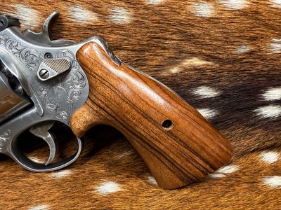 Smith & Wesson High Grade Hand-Select Walnut S&W Bear Hug Grips (ROUND N FRAME)