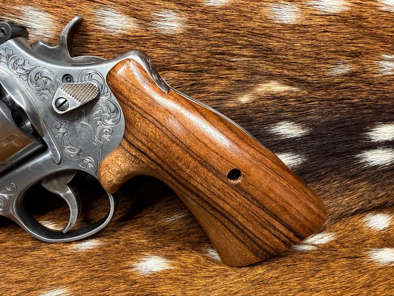 Smith & Wesson High Grade Hand-Select Walnut S&W Bear Hug Grips (ROUND N FRAME) Smith & Wesson High Grade Hand-Select Walnut S&W Bear Hug Grips (ROUND N FRAME)