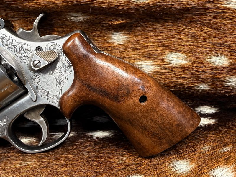 Smith & Wesson High Grade Walnut S&W Bear Hug Grips (ROUND N FRAME) Smith & Wesson High Grade Walnut S&W Bear Hug Grips (ROUND N FRAME)