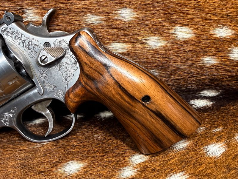 Smith & Wesson High Grade Hand-Select Walnut S&W Bear Hug Grips (ROUND N FRAME) Smith & Wesson High Grade Hand-Select Walnut S&W Bear Hug Grips (ROUND N FRAME)