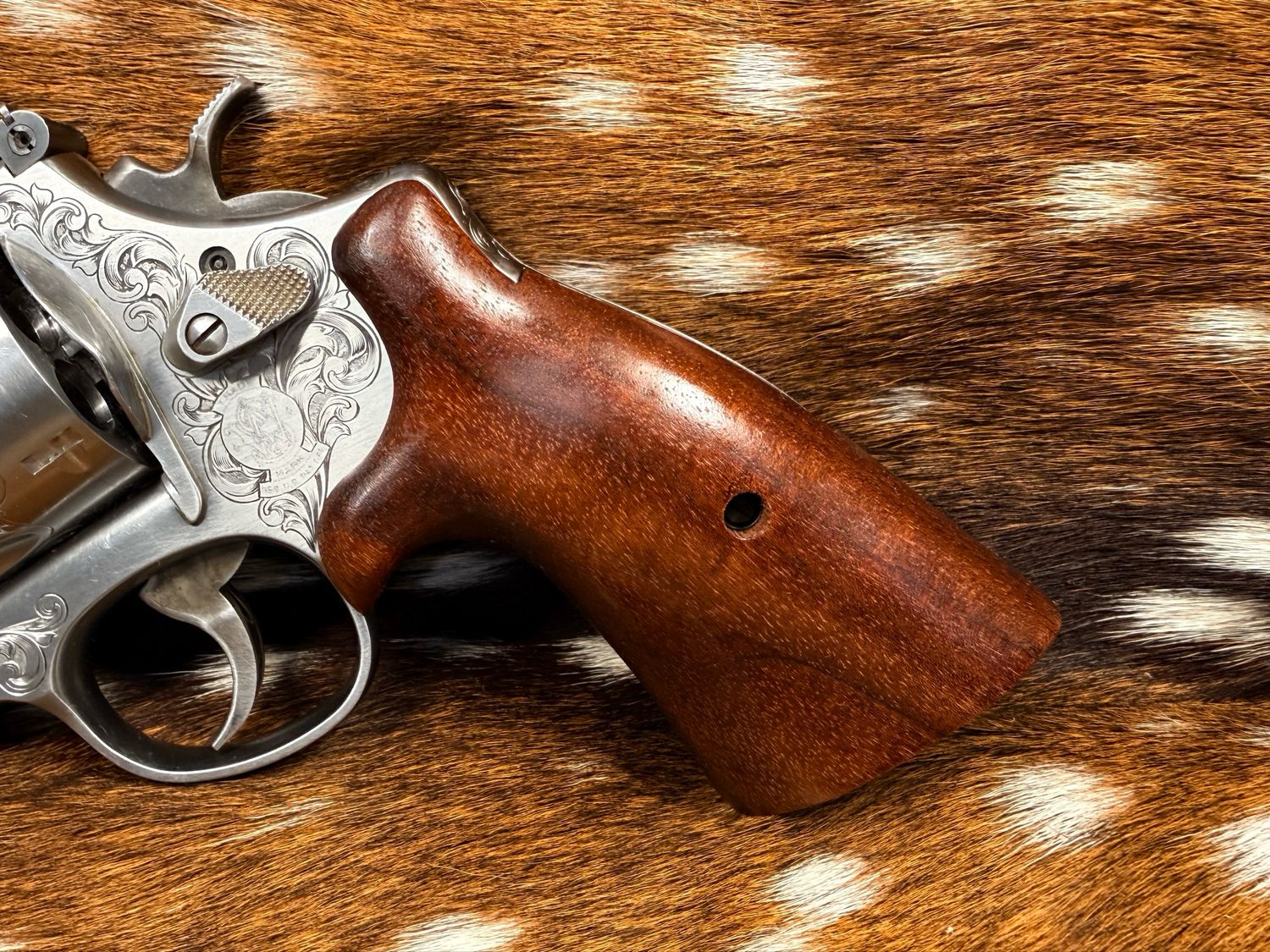 Smith & Wesson High Grade Hand-Select Walnut S&W Bear Hug Grips (ROUND N FRAME)