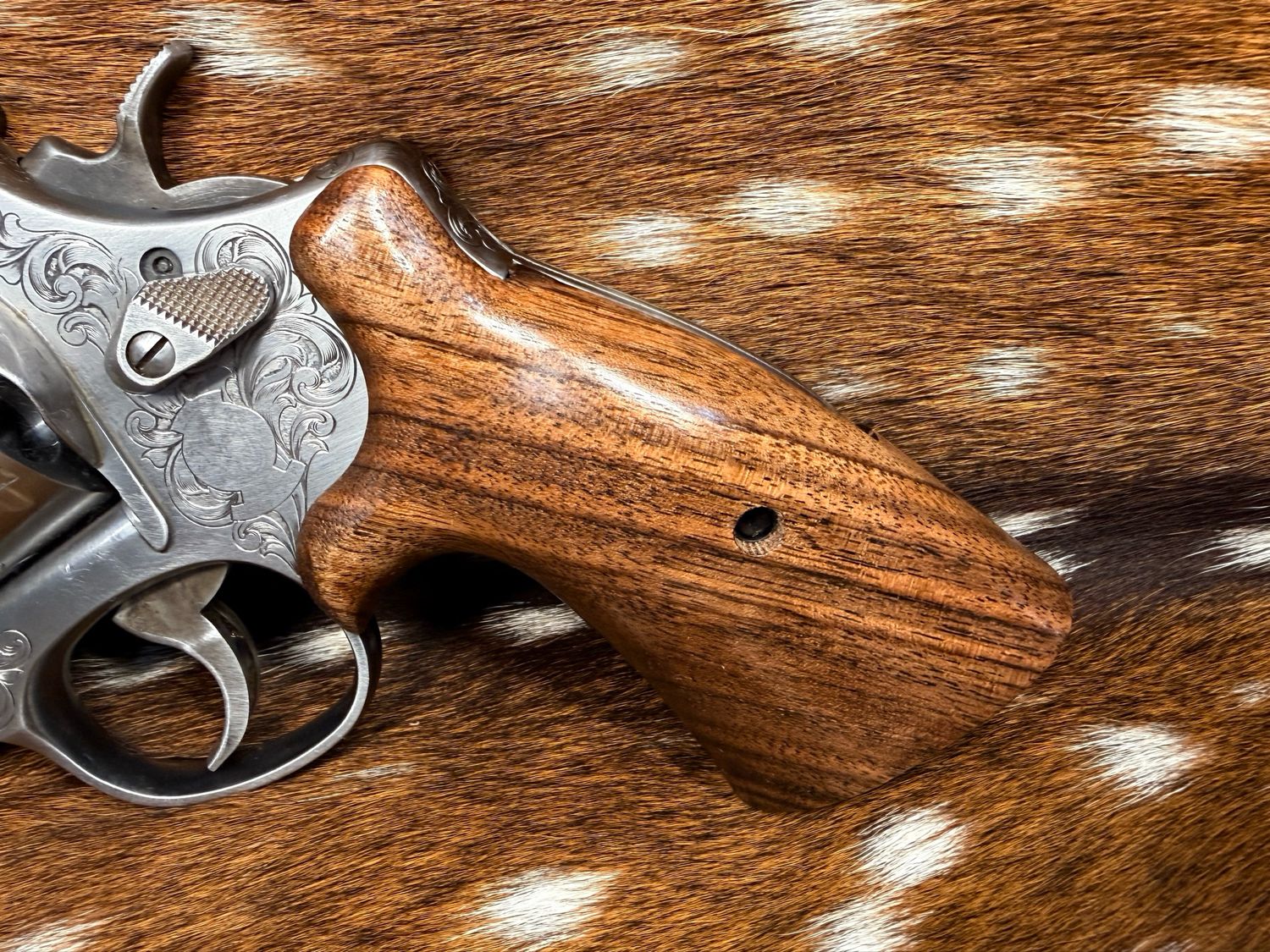 Smith & Wesson High Grade Hand-Select Walnut S&W Bear Hug Grips (ROUND N FRAME)