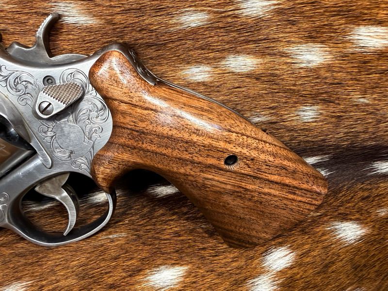 Smith & Wesson High Grade Hand-Select Walnut S&W Bear Hug Grips (ROUND N FRAME) Smith & Wesson High Grade Hand-Select Walnut S&W Bear Hug Grips (ROUND N FRAME)