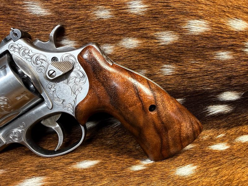Smith & Wesson High Grade Hand-Select Walnut S&W Bear Hug Grips (ROUND N FRAME) Smith & Wesson High Grade Hand-Select Walnut S&W Bear Hug Grips (ROUND N FRAME)