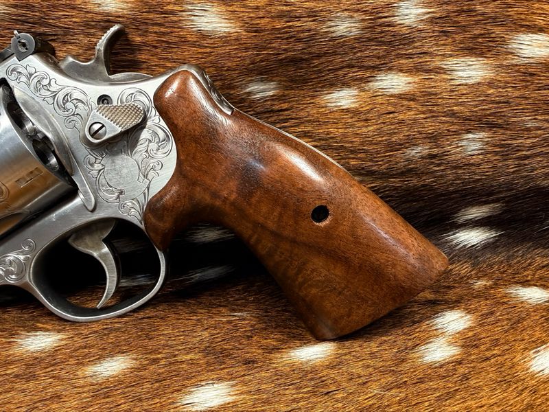 Smith & Wesson High Grade Hand-Select Walnut S&W Bear Hug Grips (ROUND N FRAME) Smith & Wesson High Grade Hand-Select Walnut S&W Bear Hug Grips (ROUND N FRAME)