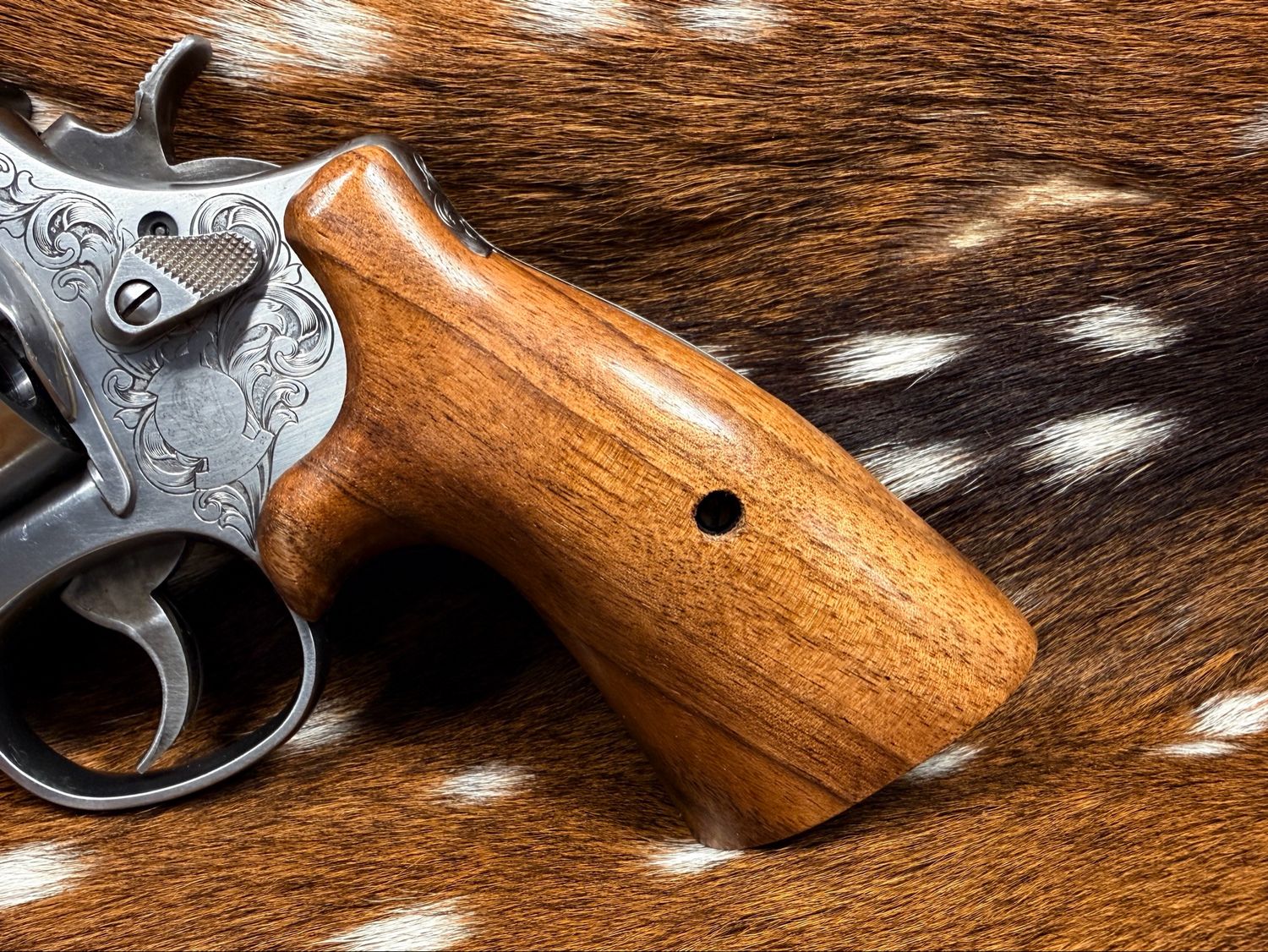 Smith & Wesson High Grade Hand-Select Walnut S&W Bear Hug Grips (ROUND N FRAME)