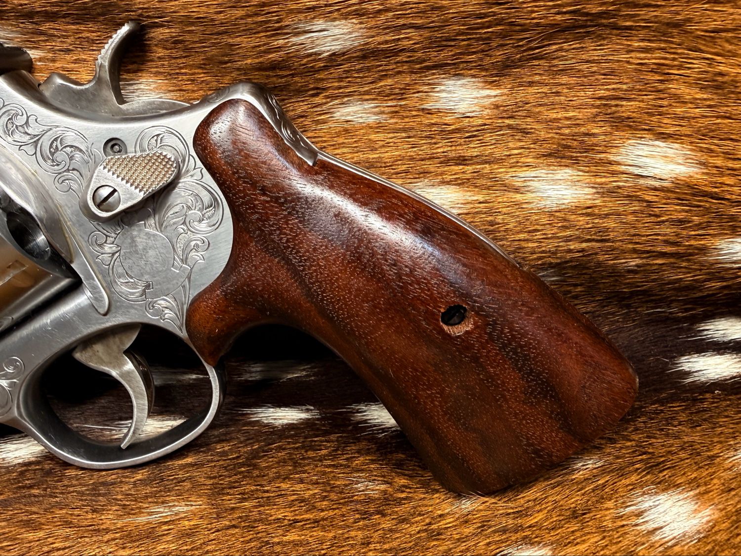 Smith & Wesson High Grade Walnut S&W Bear Hug Grips (ROUND N FRAME)