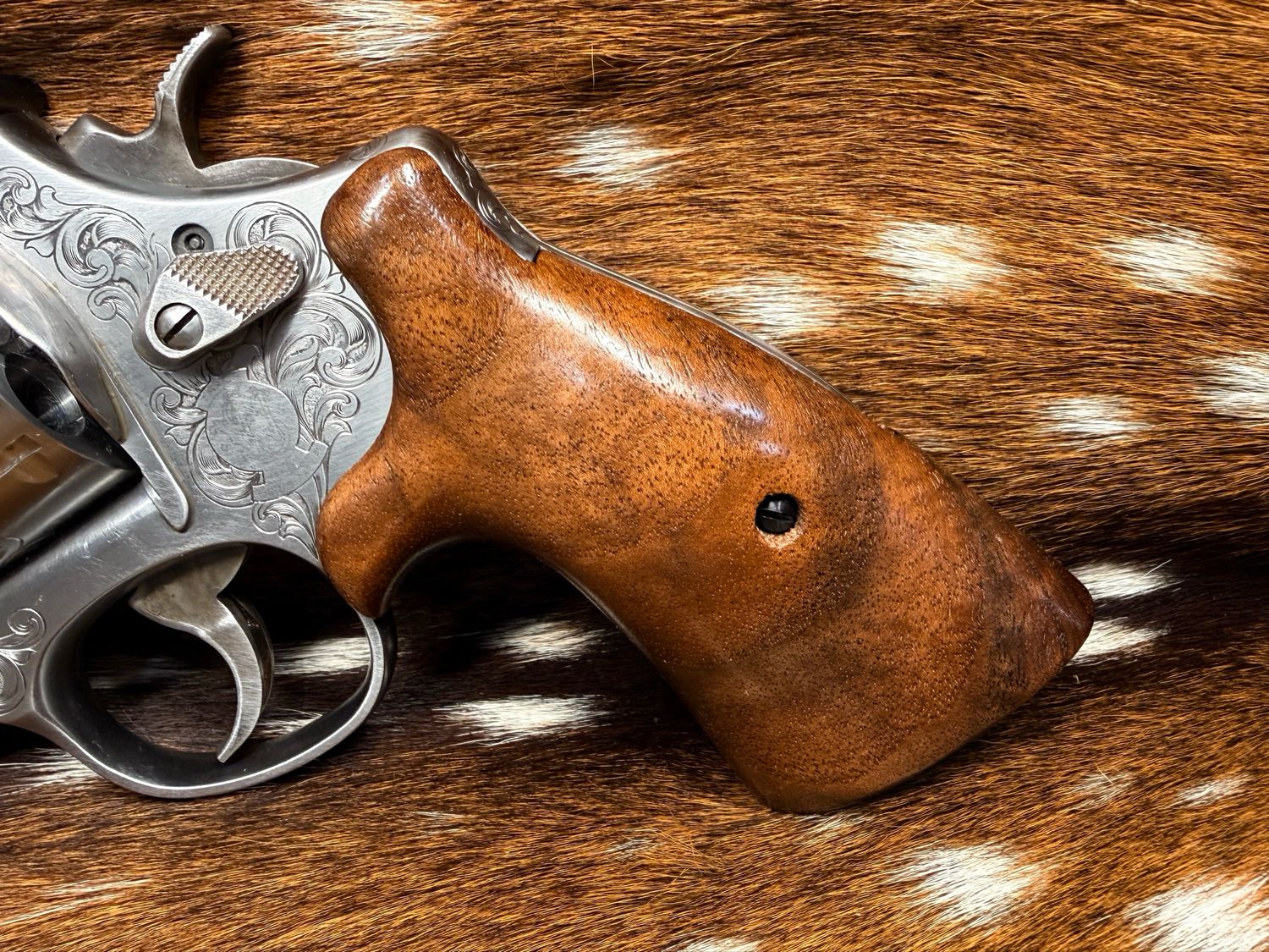 Smith & Wesson High Grade Walnut S&W Bear Hug Grips (ROUND N FRAME)