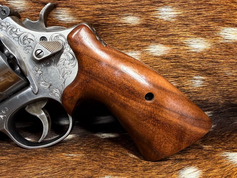 Smith & Wesson High Grade Walnut S&W Bear Hug Grips (ROUND N FRAME) Smith & Wesson High Grade Walnut S&W Bear Hug Grips (ROUND N FRAME)