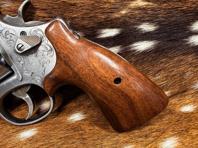 Smith & Wesson High Grade Walnut S&W Bear Hug Grips (ROUND N FRAME)