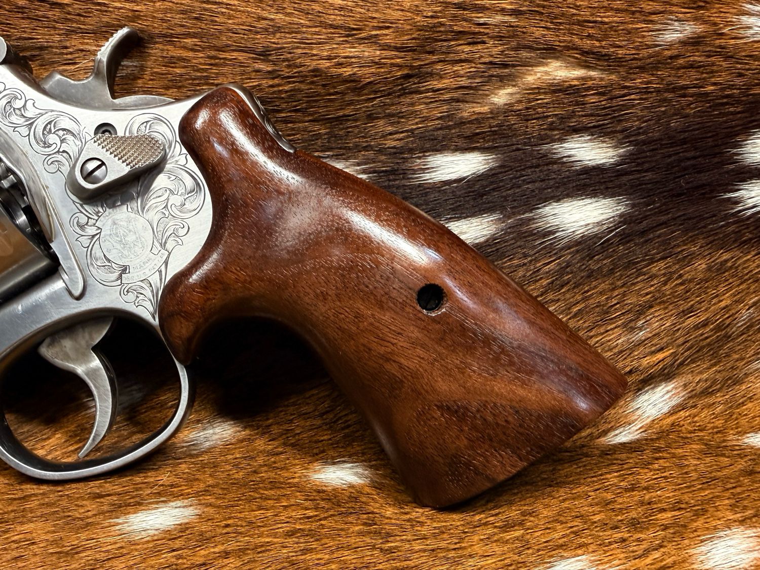 Smith & Wesson High Grade Walnut S&W Bear Hug Grips (ROUND N FRAME)