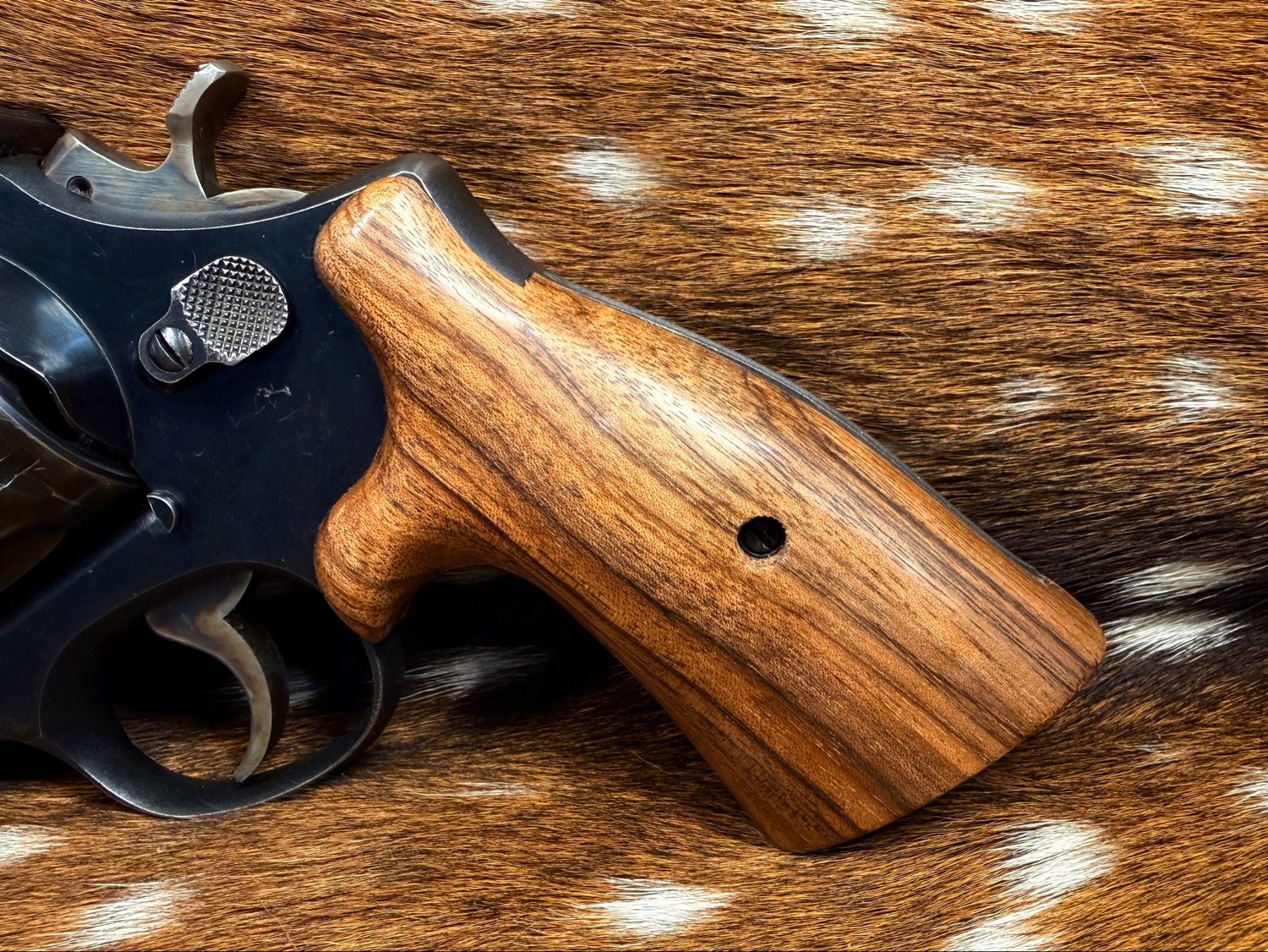 Smith & Wesson High Grade Hand Select Walnut S&W Bear Hug Grips (SQUARE N FRAME) Smith & Wesson High Grade Hand Select Walnut S&W Bear Hug Grips (SQUARE N FRAME)