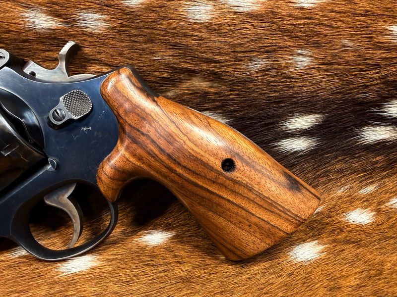 Smith & Wesson High Grade Hand Select Walnut S&W Bear Hug Grips (SQUARE N FRAME) Smith & Wesson High Grade Hand Select Walnut S&W Bear Hug Grips (SQUARE N FRAME)