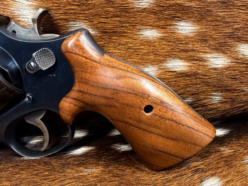 Smith & Wesson High Grade Hand Select Walnut S&W Bear Hug Grips (SQUARE N FRAME) Smith & Wesson High Grade Hand Select Walnut S&W Bear Hug Grips (SQUARE N FRAME)