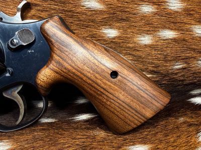 Smith & Wesson High Grade Hand Select Walnut S&W Bear Hug Grips (SQUARE N FRAME)