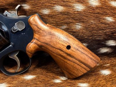 Smith & Wesson High Grade Hand Select Walnut S&W Bear Hug Grips (SQUARE N FRAME)