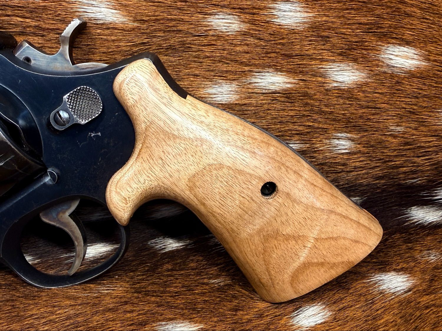 Smith & Wesson High Grade Hand Select Olive Wood S&W Bear Hug Grips (SQUARE N FRAME)