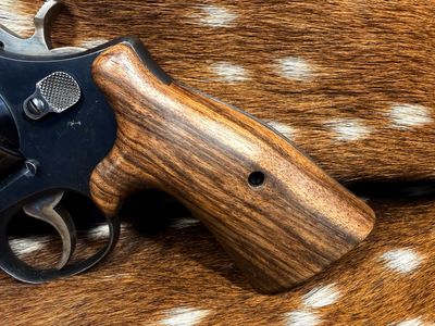 Smith & Wesson High Grade Hand Select Walnut S&W Bear Hug Grips (SQUARE N FRAME)