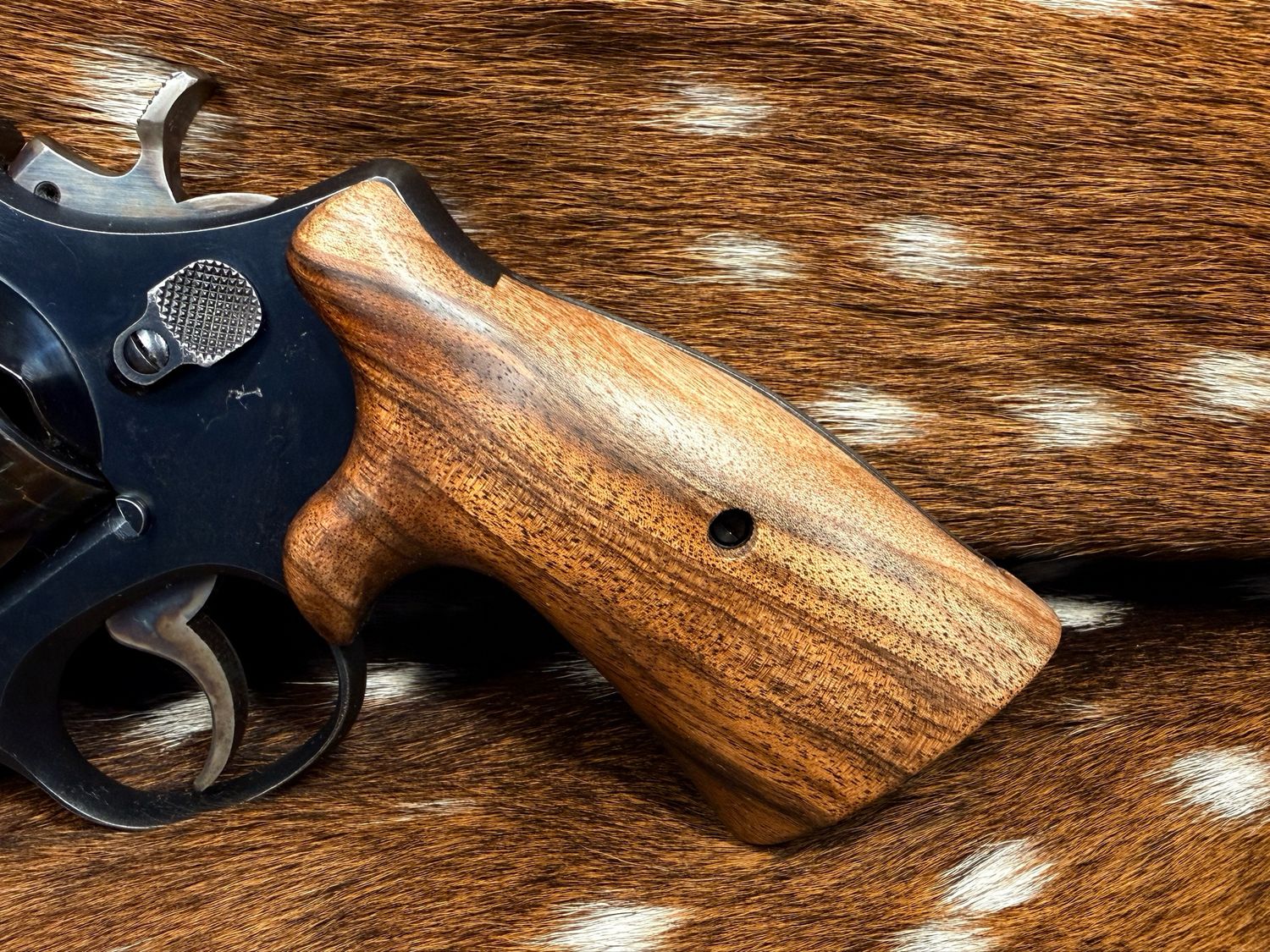 Smith & Wesson High Grade Hand Select Walnut S&W Bear Hug Grips (SQUARE N FRAME)