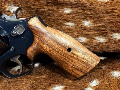 Smith & Wesson High Grade Hand Select Walnut S&W Bear Hug Grips (SQUARE N FRAME)