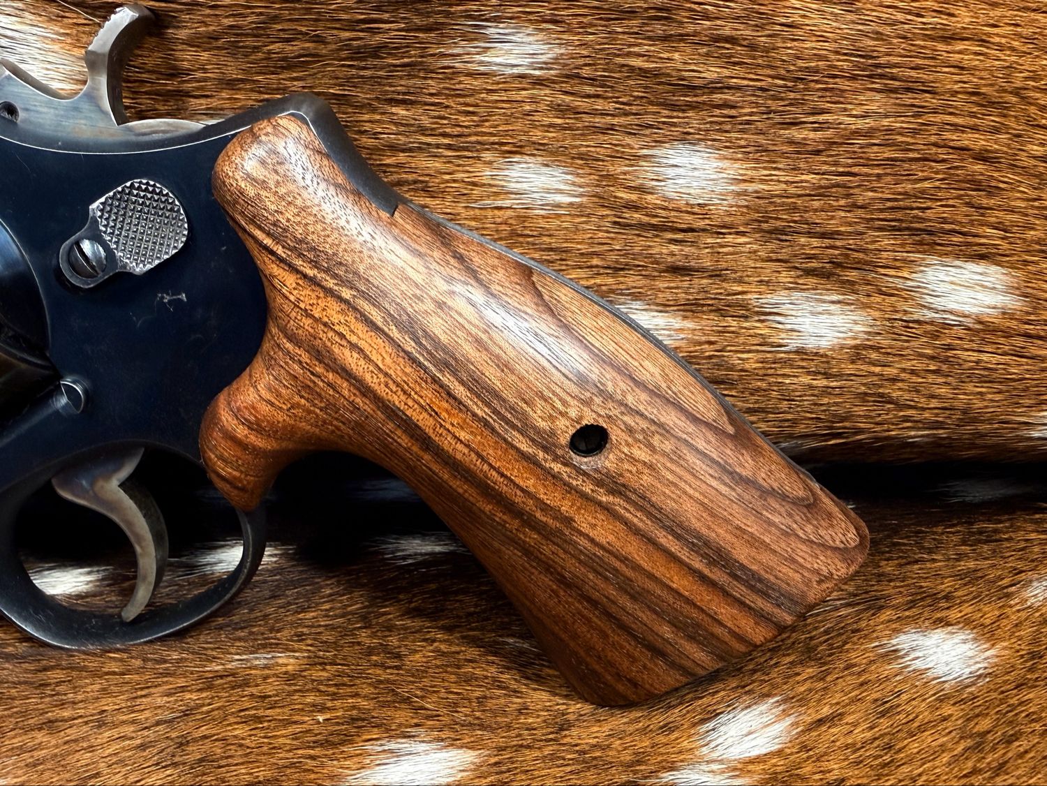 Smith & Wesson High Grade Hand Select Walnut S&W Bear Hug Grips (SQUARE N FRAME)
