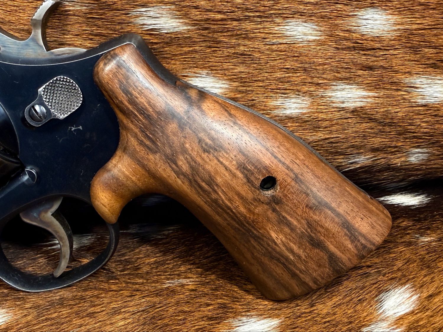 Smith & Wesson High Grade Hand Select Walnut S&W Bear Hug Grips (SQUARE N FRAME)