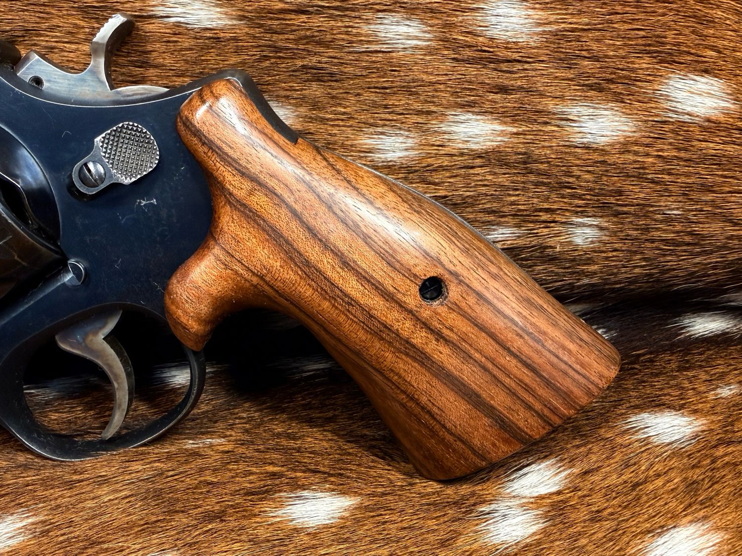 Smith & Wesson High Grade Hand Select Walnut S&W Bear Hug Grips (SQUARE N FRAME)