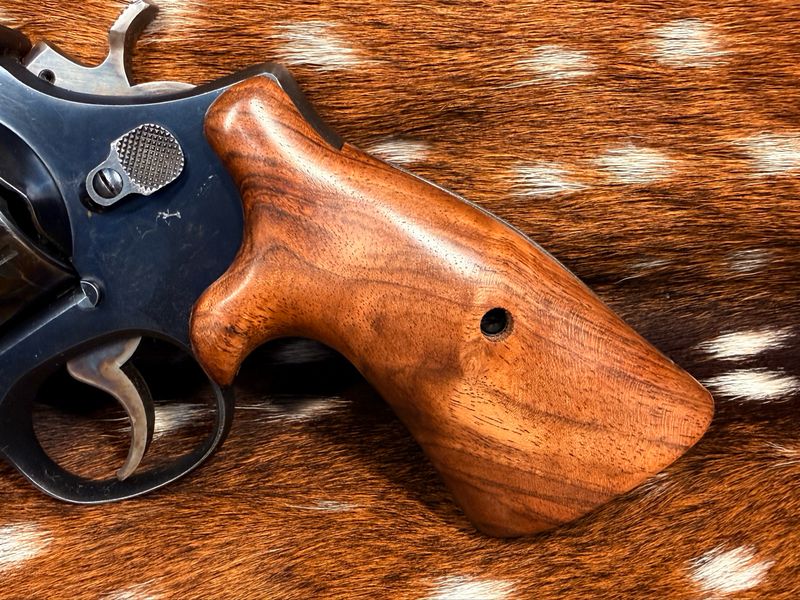 Smith & Wesson High Grade Hand Select Walnut S&W Bear Hug Grips (SQUARE N FRAME) Smith & Wesson High Grade Hand Select Walnut S&W Bear Hug Grips (SQUARE N FRAME)